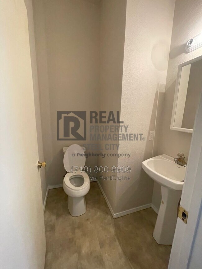 Building Photo - 1715 Oakshire Ln