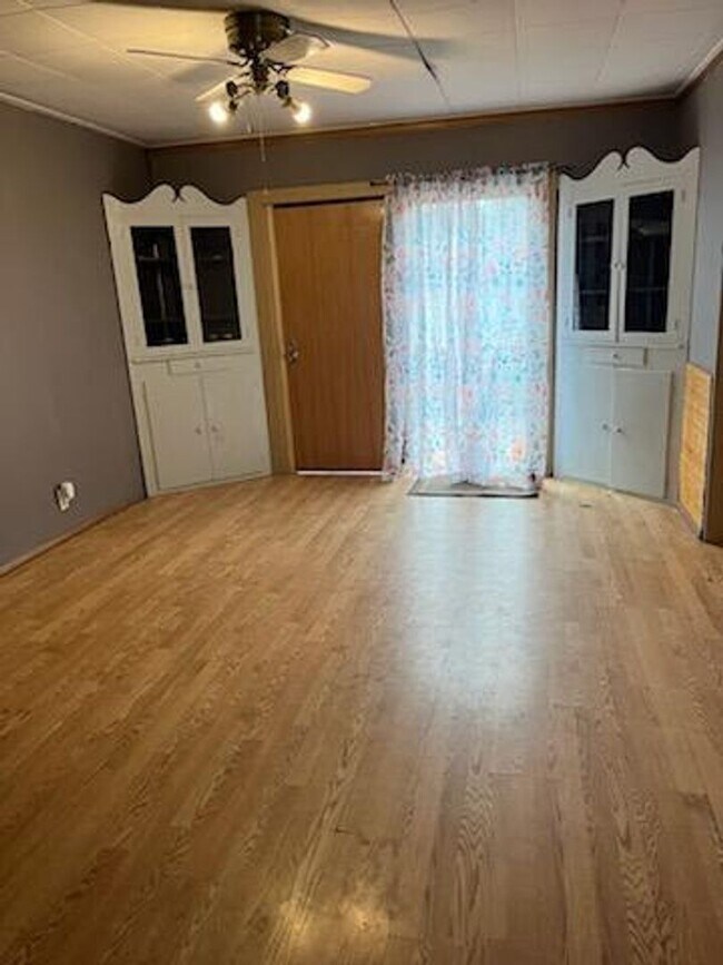 Building Photo - 5 Bedroom House plus garage for rent in Mo...