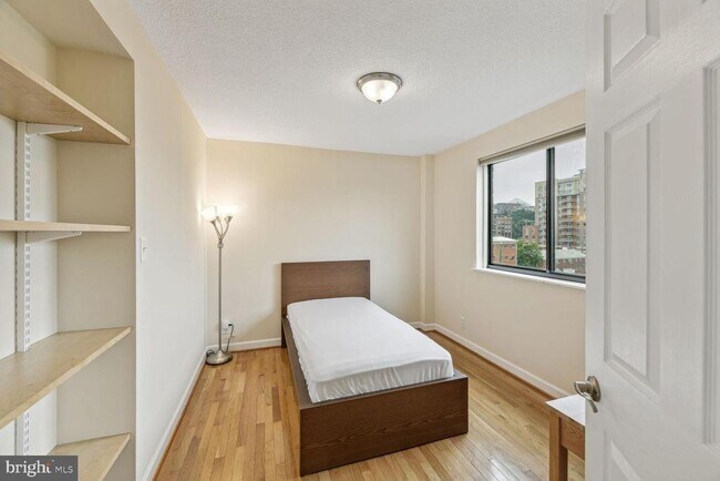 Foto del edificio - 1401 N Rhodes St