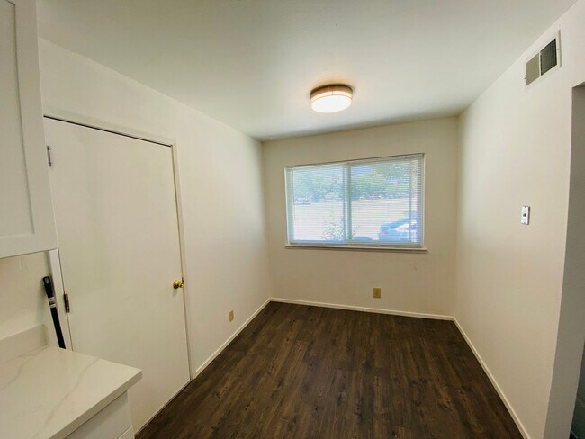 Building Photo - 50-52 Shoreline Cir