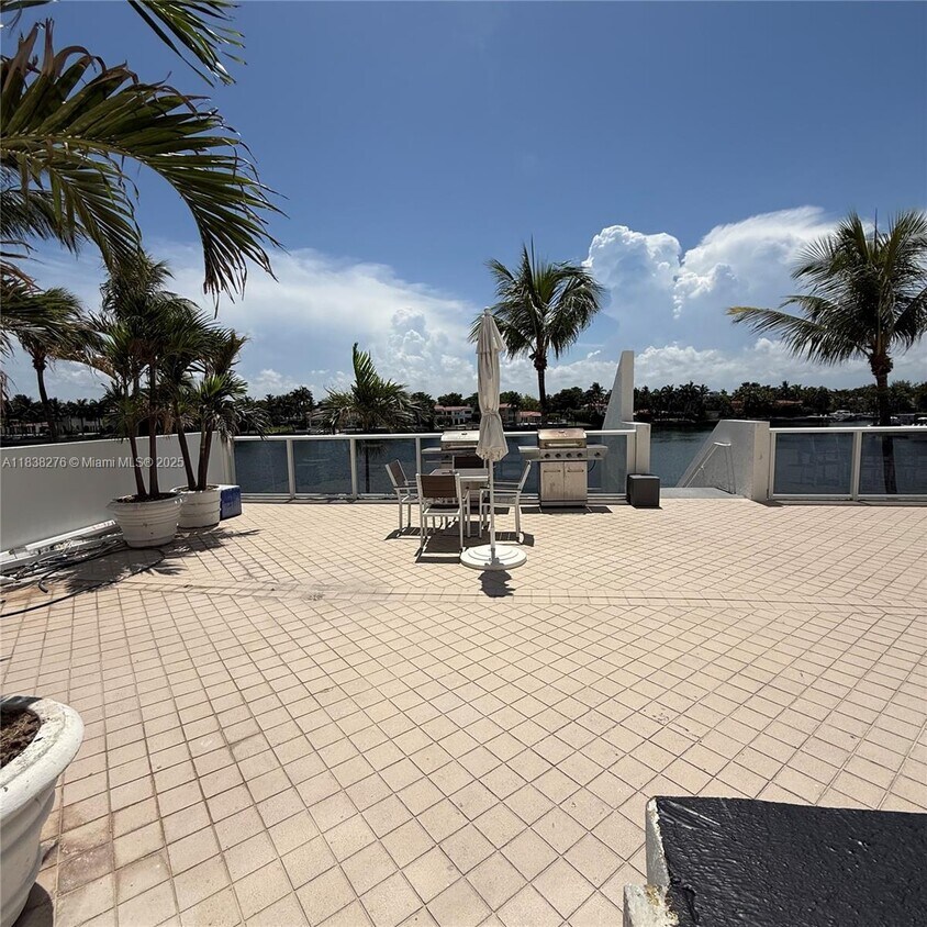 Foto principal - 5880 Collins Ave