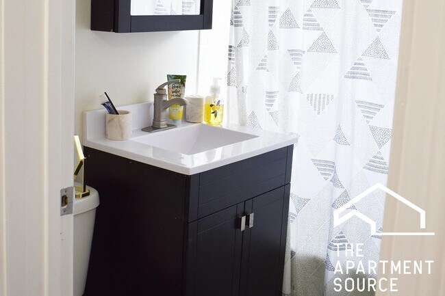 Photo - 3819 N Greenview Ave Apartment