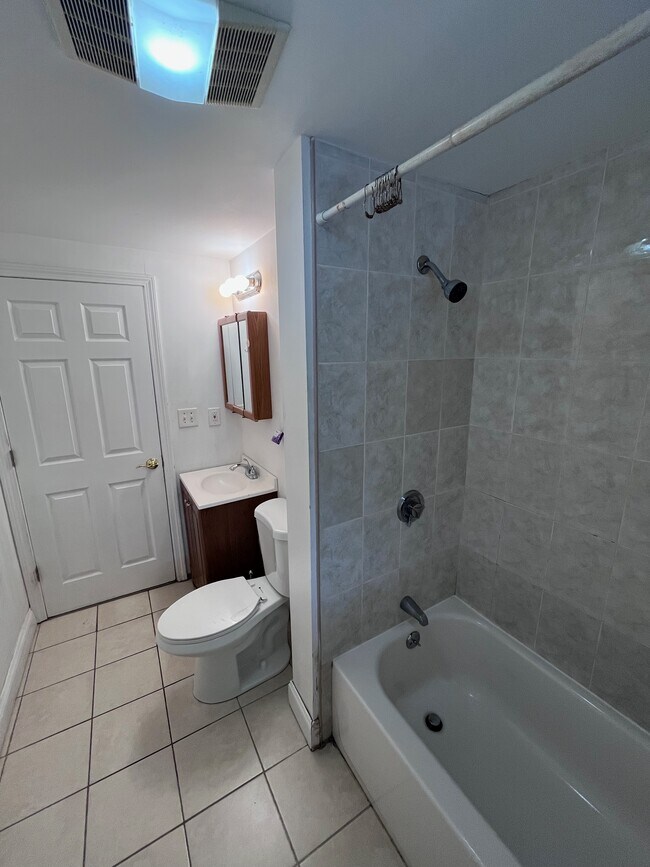 Baño 1 - 249 Boston Ave