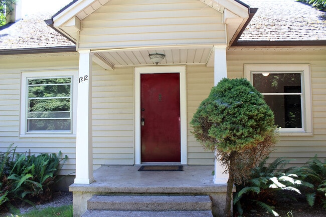 Building Photo - Adorable Oregon City 3 Bedroom Bungalow w/...