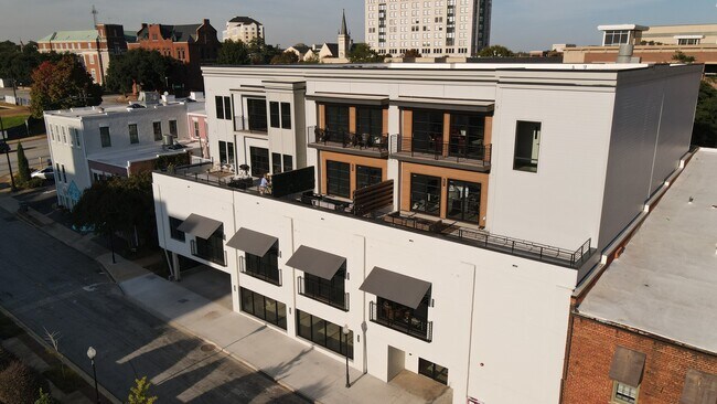 Foto del edificio - 142 Social: Luxury 1 & 2 bedroom apartments with private outdoor space and covered, secured parking.