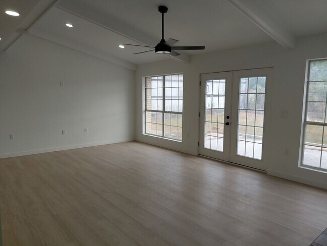 Foto del edificio - 3/2/2 Newly remodeled home with new appliance, flooring and much more!