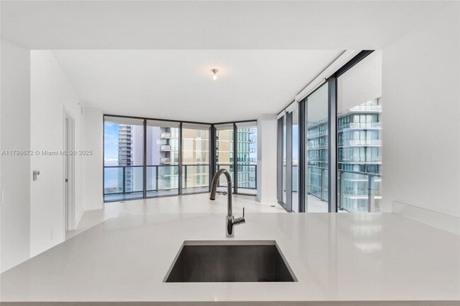 Foto del edificio - 501 NE 31st St