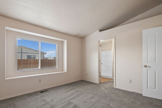 Foto del edificio - Lovely 3 Bedroom 2 Bath, 1350 Square Foot ...