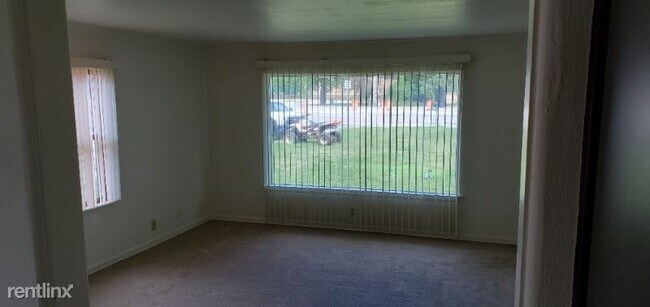 Building Photo - 2 br, 1.5 bath Townhome - 13865 W Capitol Dr