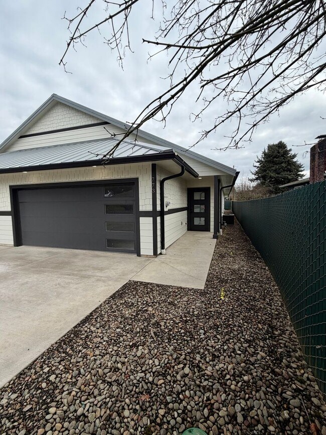 Building Photo - 767-773 S 10th St