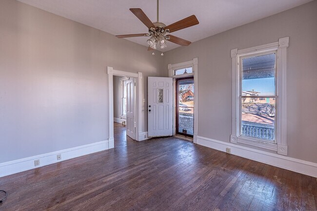 Building Photo - Home Walking distance to town!
