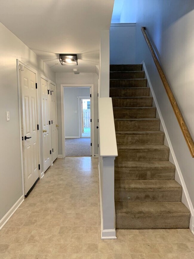 Foto del edificio - Spacious 3-Bed / 2.5-Bath Townhome – Antrim Crossing Subdivision