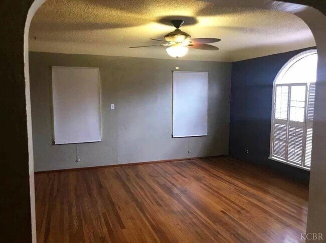 Building Photo - Large 3 BRs 1 Ba or extra living room, All...
