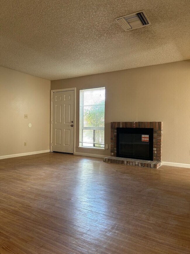 Building Photo - Please call Vaughn Realty Property Management, 760-446-6561 to set up an appointment.