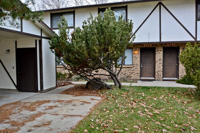 Foto del edificio - 2 bedroom 1.5 bath with a carport & backyard