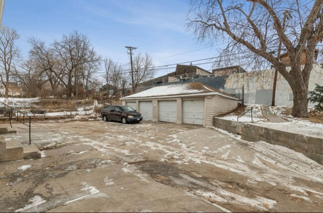 Building Photo - 2506 Dupont Ave N