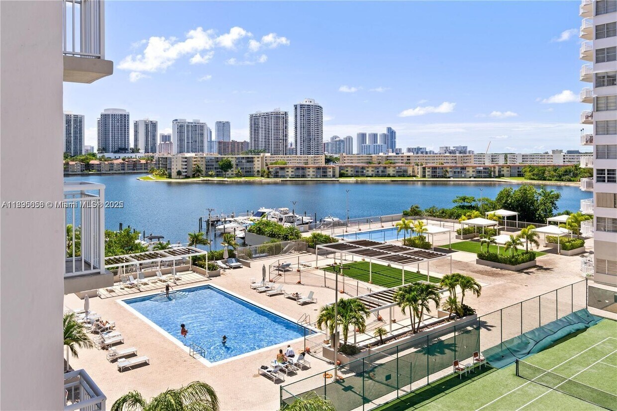 Foto principal - 18051 Biscayne Blvd