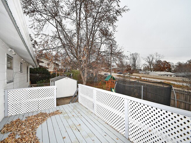 Building Photo - Spacious Living