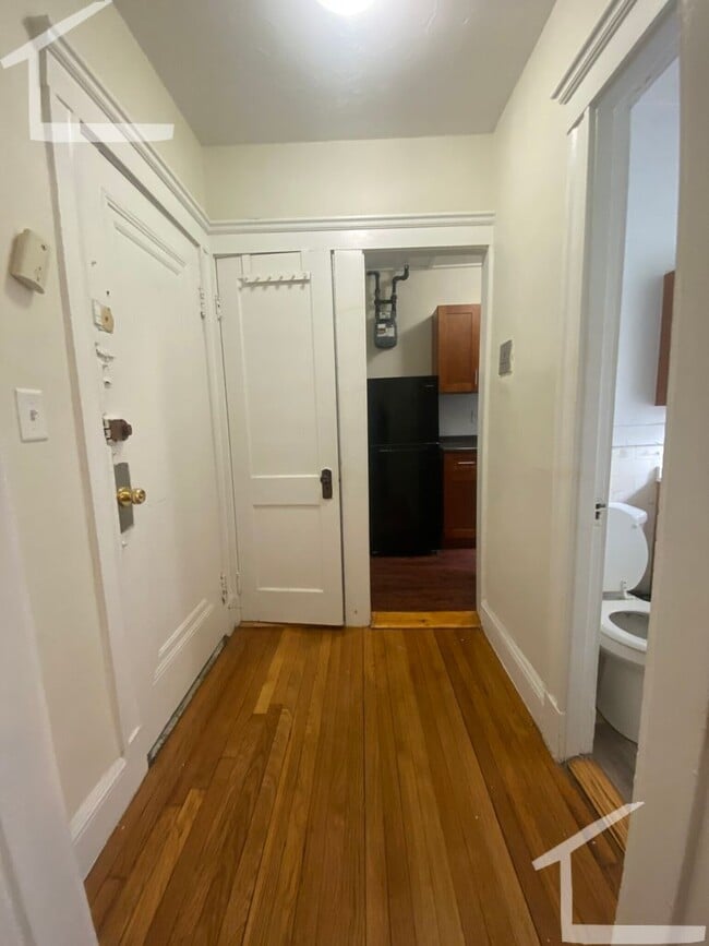Building Photo - Nicely renovated studio in the heart of Fe...