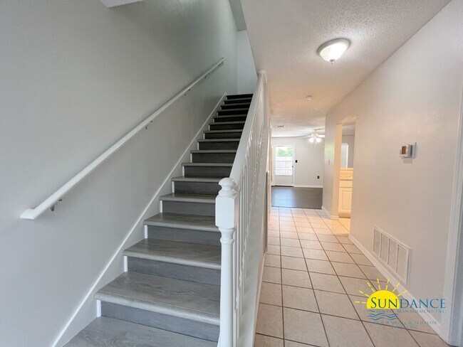 Foto del edificio - Spacious 2 Bedroom Townhouse near Hurlburt...
