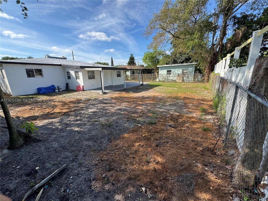 Foto del edificio - 701 NE 170th St