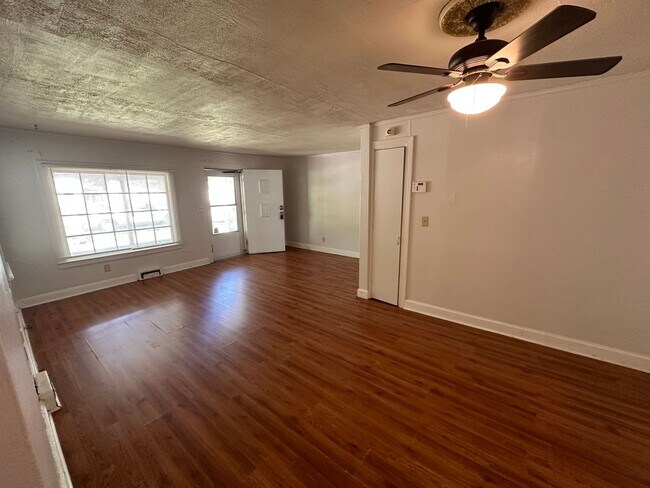 Foto del edificio - $1095- 3 bed 2 bath - Single Family Home w...