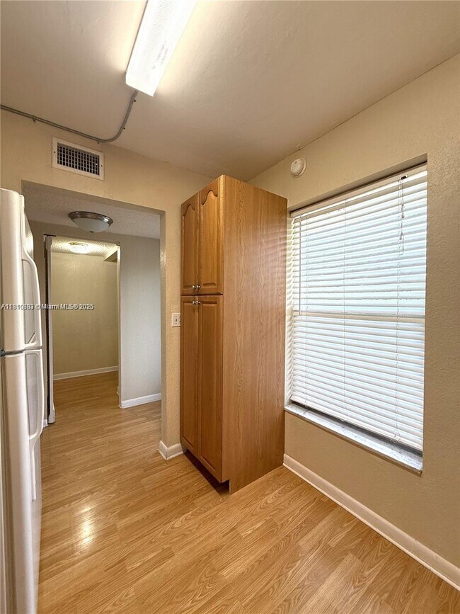 Foto del edificio - 6001 NW 61st Ave
