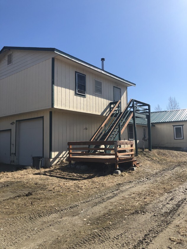 Frente de la casa. A pasos que conducen a apartamentos. - 1833 Rozak Rd
