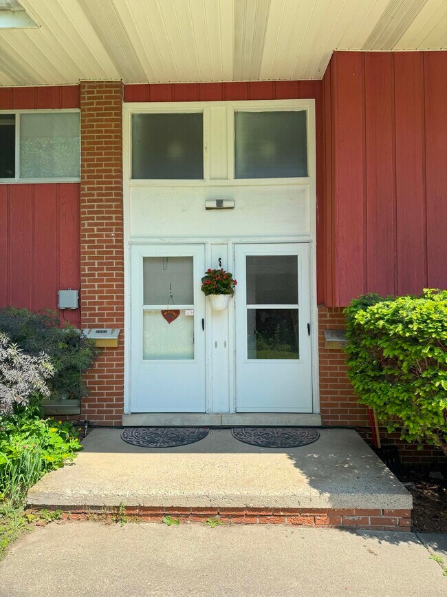 Building Photo - 1464 Bemidji Dr