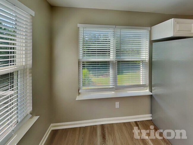 Foto del edificio - 295 Oak Meadows Dr