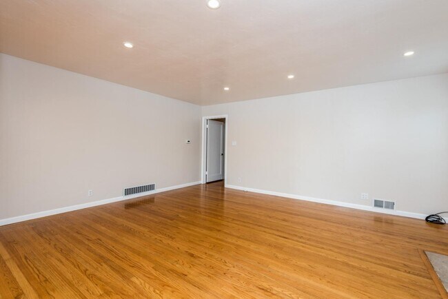 Building Photo - 624 30th Ave