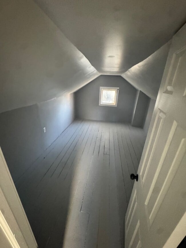 Building Photo - Charming 3-Bedroom Property in Prime Location