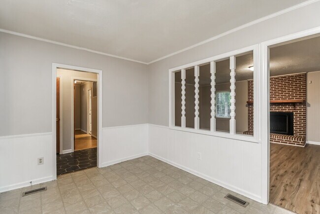 Building Photo - 2124 Foxhunt Dr