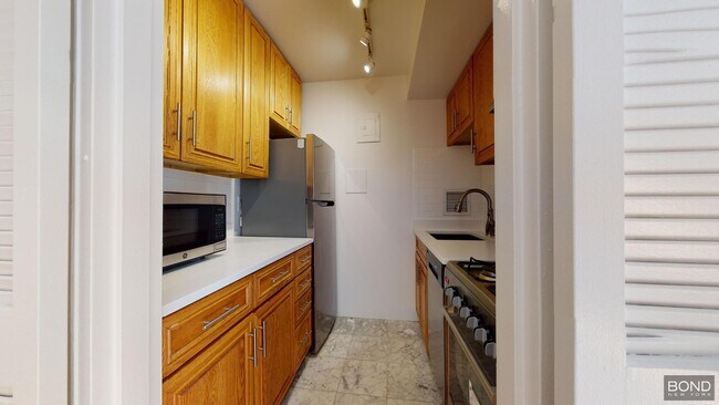 Foto del edificio - 305 W 13th St