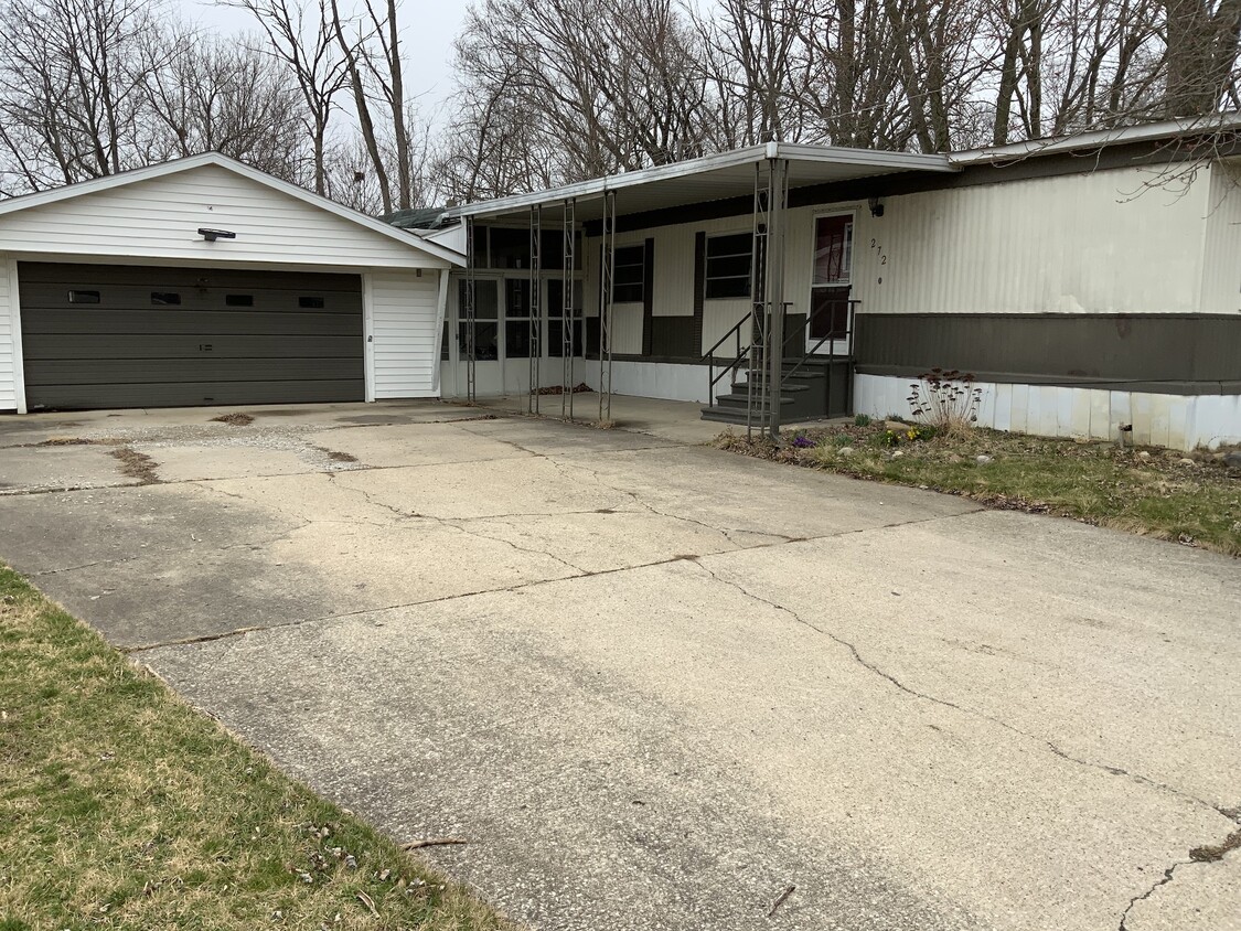 Primary Photo - 272 Covert Dr