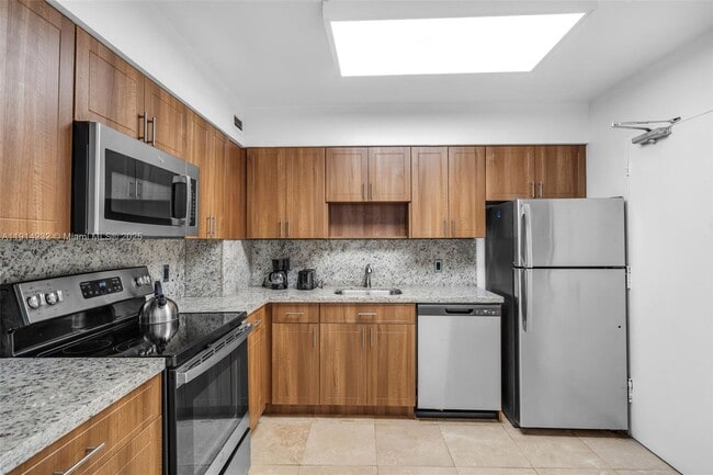 Building Photo - 5101 Collins Ave