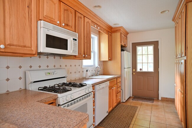 Cocina derecha - 3 Linden Pl