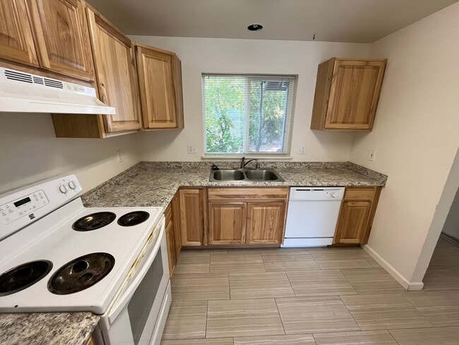 Foto del edificio - 3 Bed/2.5 Bath Two Story Spacious Duplex Unit in NE Bend - Tucson Way