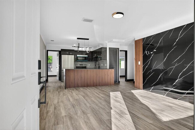 Foto del edificio - 2401 42nd St S