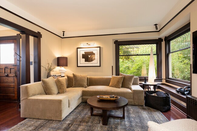 Living room - 911 W Howe St House