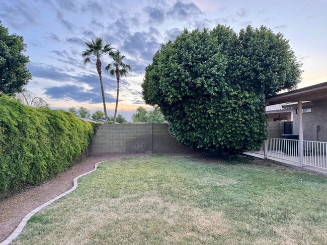 Building Photo - BEAUTIFUL 3BEDROOM 2 BATHROOM IN THE HEART...