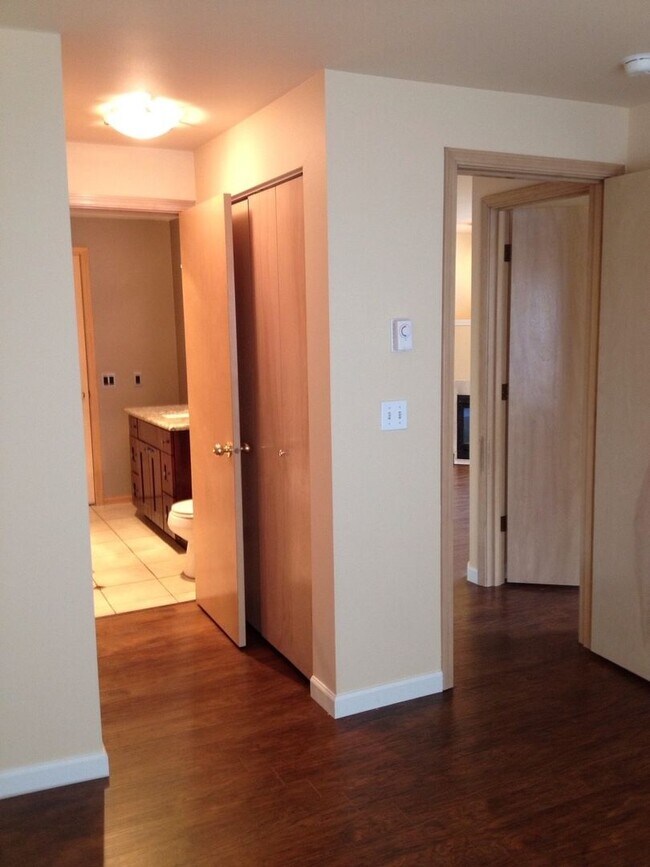 Foto del edificio - Bright Top-Floor Condo Near Northgate & Green Lake