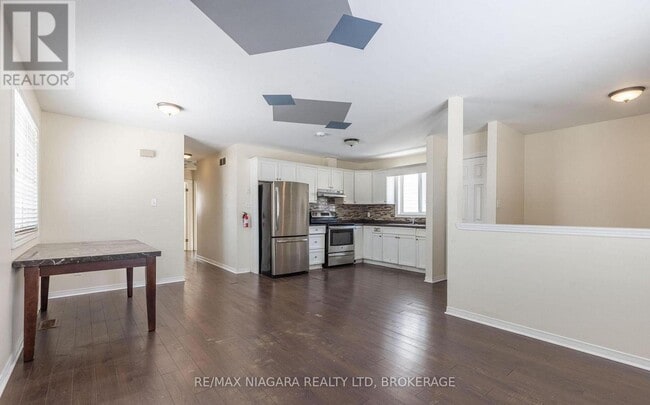 Building Photo - 138 Carlton St