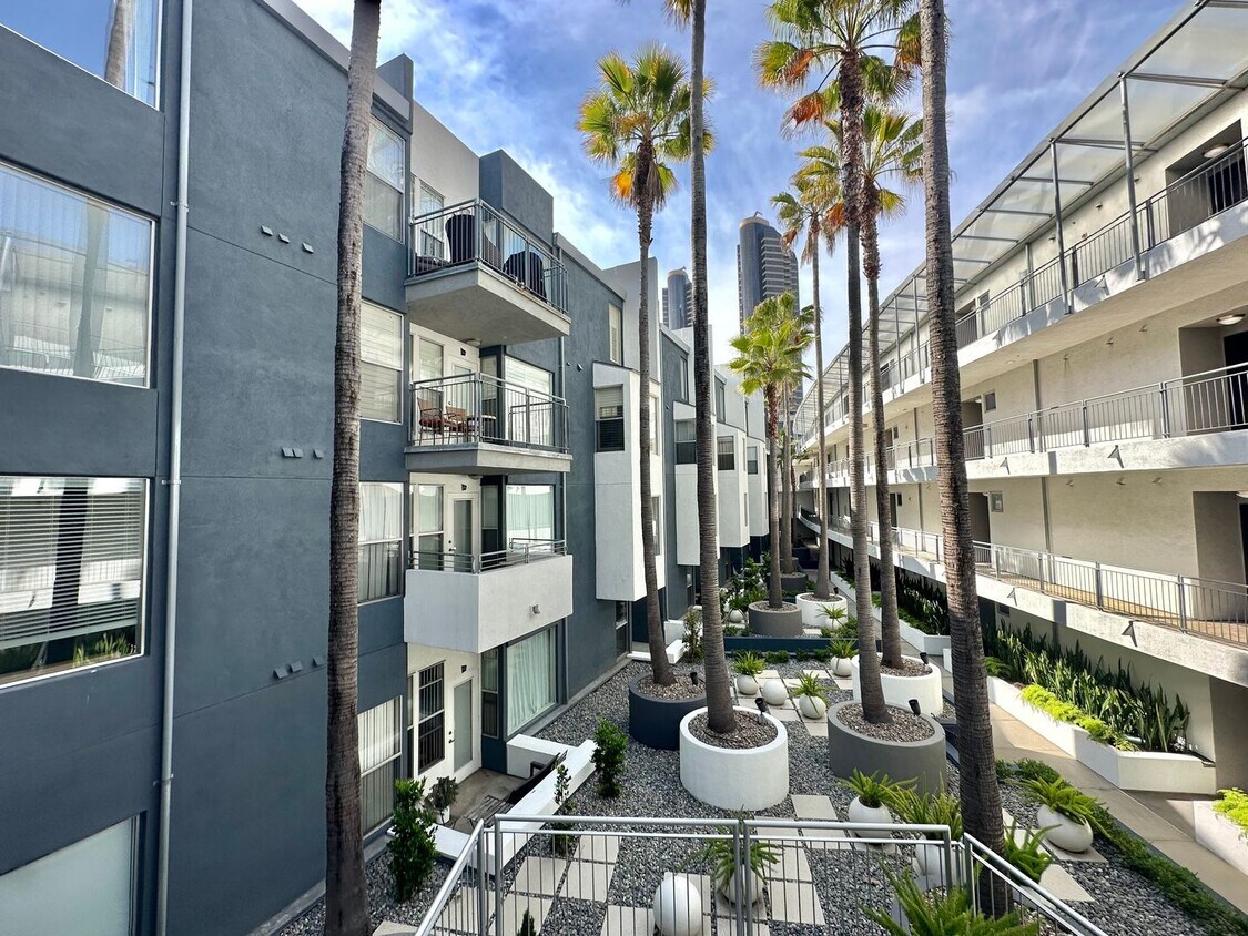 Primary Photo - Luxury 2 Bed/2.5 Bath 2 Story Townhouse in...