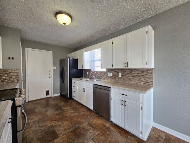 Foto del edificio - PRICE REDUCTION & NEW IN MANAGEMENT - AVAI...