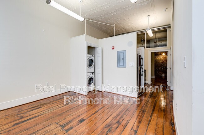 Building Photo - 1321 1/2 E. Main St.