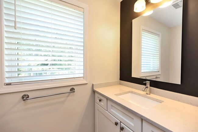 Foto del edificio - 240 Knollwood Way