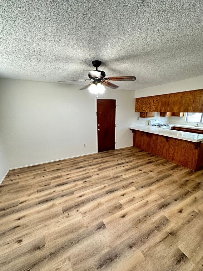 Foto del edificio - Updated 3BR/2BA house with 2 car garage, f...