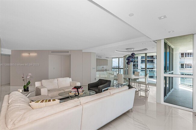Building Photo - 16425 Collins Ave