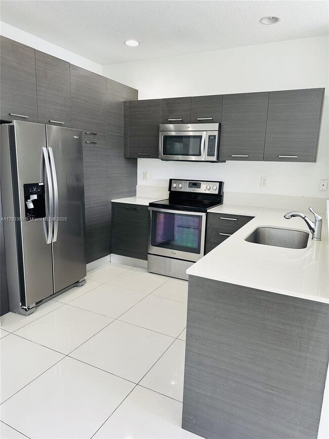 Foto del edificio - 3450 NW 13th St